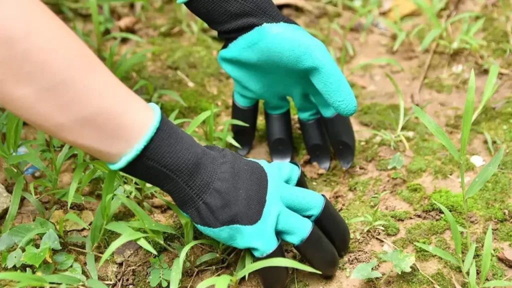 How to Use Garden Gloves With Claws
